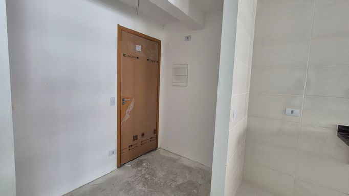 Suíte bem iluminado com acesso a sacada gourmet.