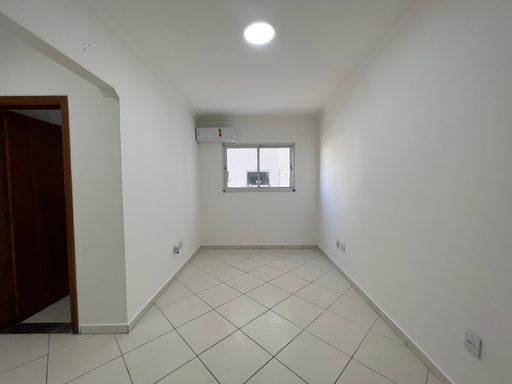 Sala ampla com um ar-condicionado.