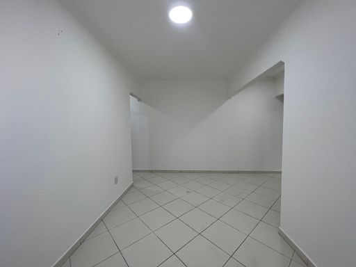 Sala ampla com um ar-condicionado.