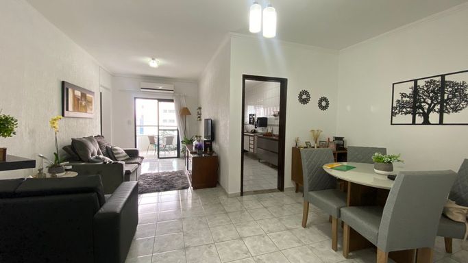 Sala de 2 ambientes e bem iluminado com uma sacada.