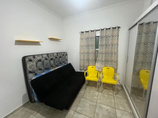Sala living mobiliada com ventilador de teto.