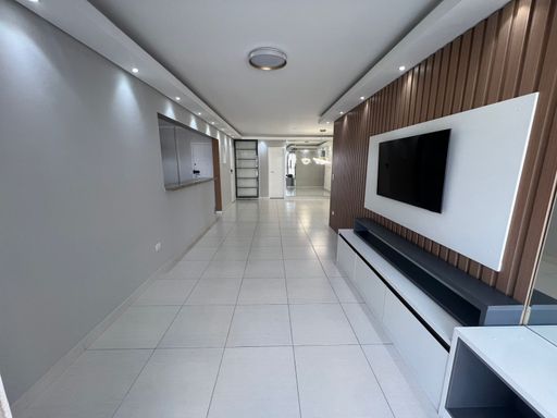 Sala ampla de 2 ambientes.