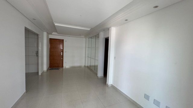 Sala ampla de 2 ambientes com teto rebaixado com parede espelhada.