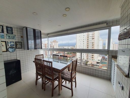 Sacada gourmet envidraçada com vista livre.