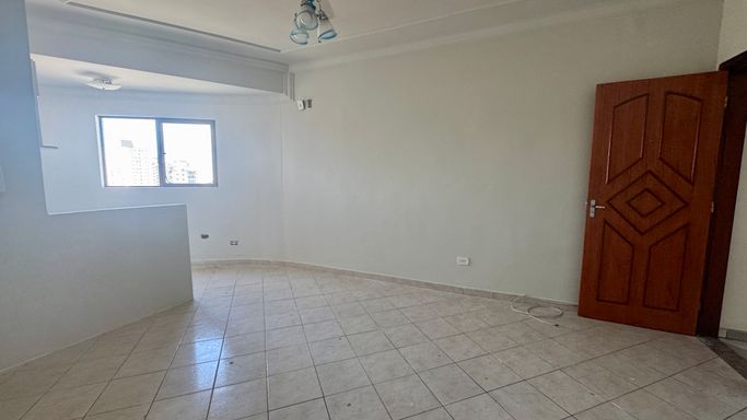 Sala living bem iluminado com ventilador de teto.