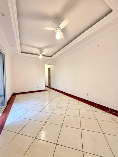 Sala ampla com dois ventiladores de teto e acesso a sacada.
