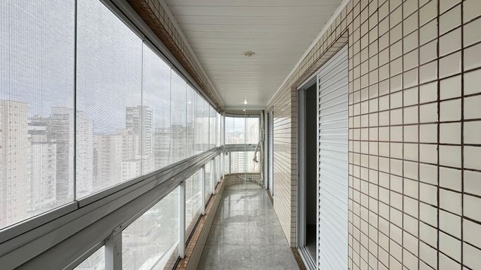 Sacada gourmet envidraçada com vista livre.