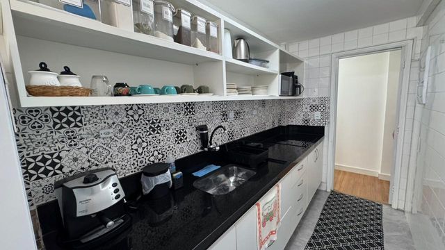 Cozinha espaçosa e planejada.