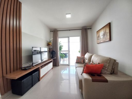 Sala de 2 ambiente com mesa de jantar, sofá e ar-condicionado.