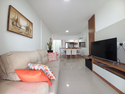 Sala de 2 ambiente com mesa de jantar, sofá e ar-condicionado.