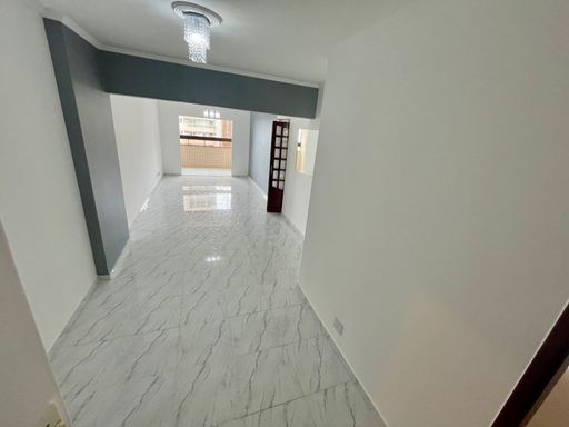 Sala bem iluminada de 3 ambientes com uma sacada envidraçada.