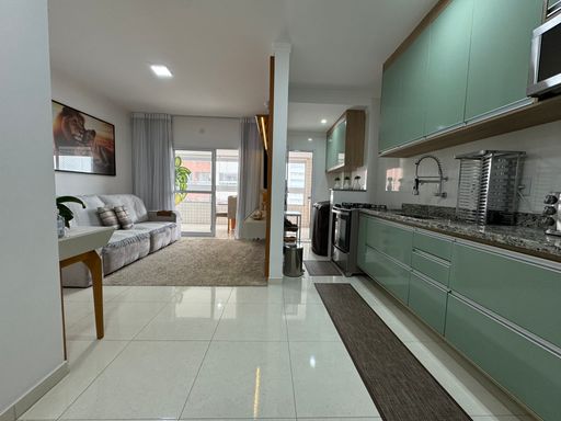 Sala ampla e uma cozinha planejada conceito aberto.