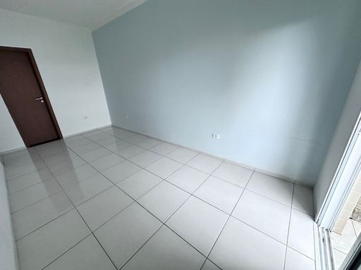 Suíte com acesso a sacada.