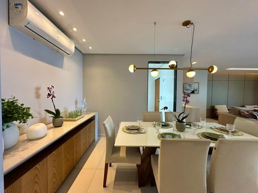 Sala ampla de 2 ambientes com ar-condicionado.