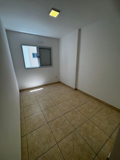 Suíte bem iluminada.