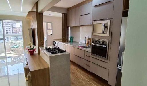 Cozinha americana com armários planejados.