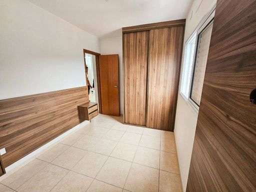 Suíte bem iluminado e planejado.