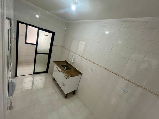 Cozinha com uma pia e gabinete.