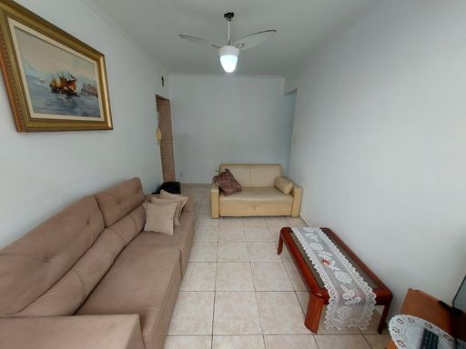 Sala ampla e bem iluminada.