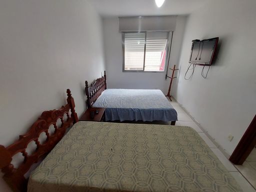 Segundo dormitório amplo e bem iluminado.