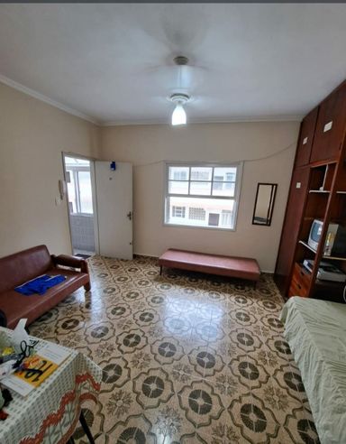 Sala living espaçosa e bem iluminada.