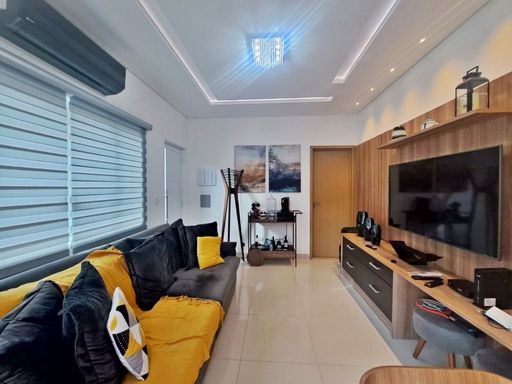 Sala bem iluminada com ar-condicionado.
