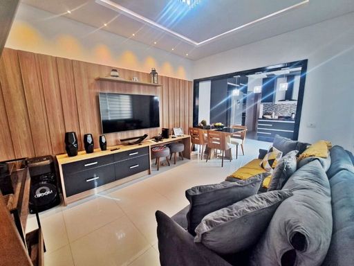 Sala bem iluminada com ar-condicionado.