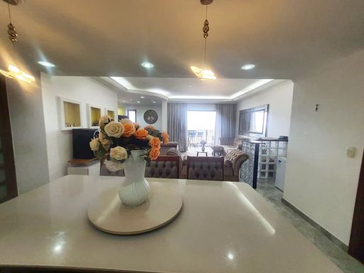 Sala espaçosa para 3 ambientes