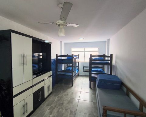 Sala living bem iluminada com ventilador de teto.