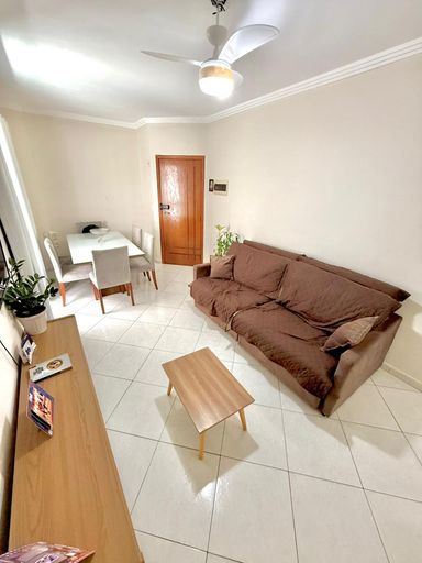 Sala ampla e bem iluminado com ventilador de teto.