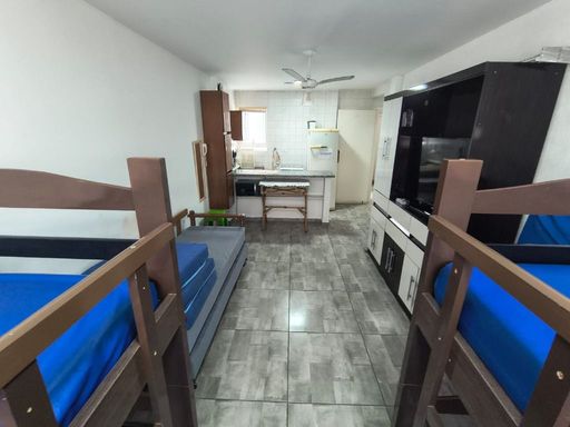Sala living bem iluminada com ventilador de teto.