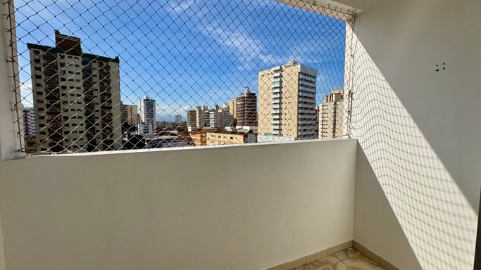 Sacada da sala com vista livre.