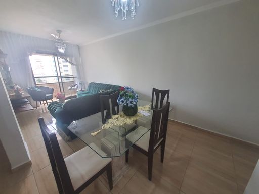 Sala de 2 ambientes com uma sacada.