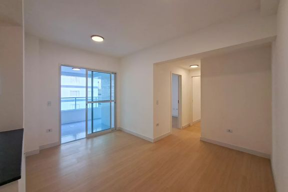 Sala bem iluminada.