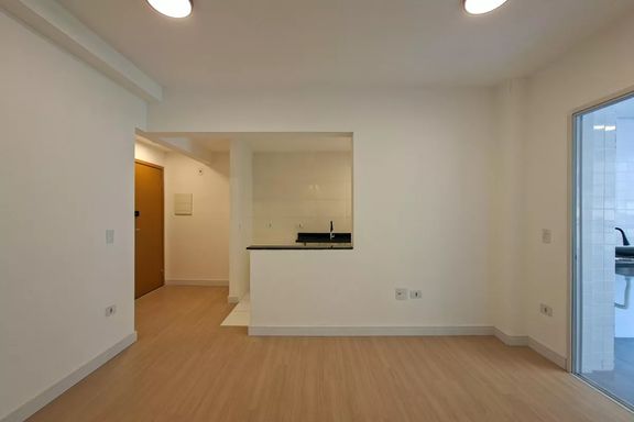 Sala bem iluminada.