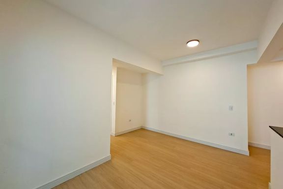 Sala bem iluminada.