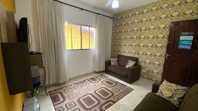 Sala bem iluminada e espaçosa.