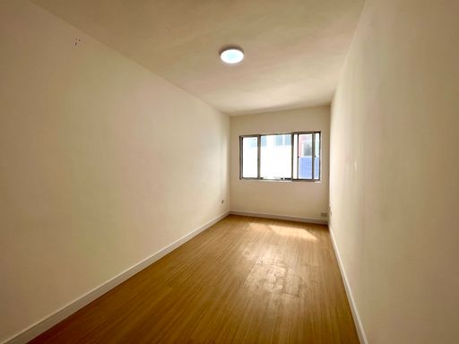 Sala ampla e bem iluminada com vista lateral do mar.