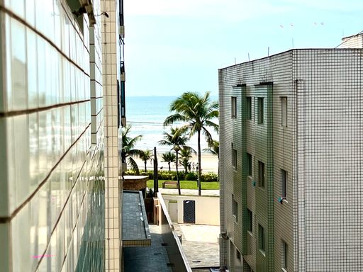 Vista lateral do mar, da sala.