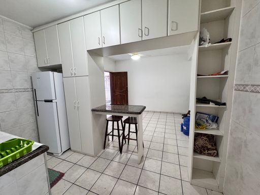 Cozinha americana com armários planejados.