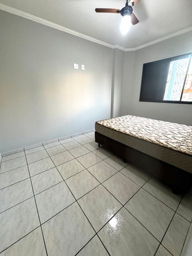 Dormitório amplo e muito bem iluminado com uma cama de casal.