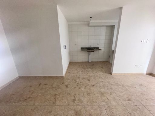 Sala de 2 ambientes bem iluminado.