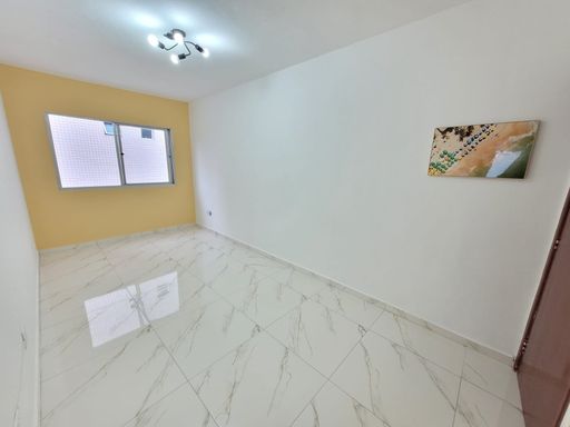 Sala espaçosa e bem iluminada com piso em porcelanato.
