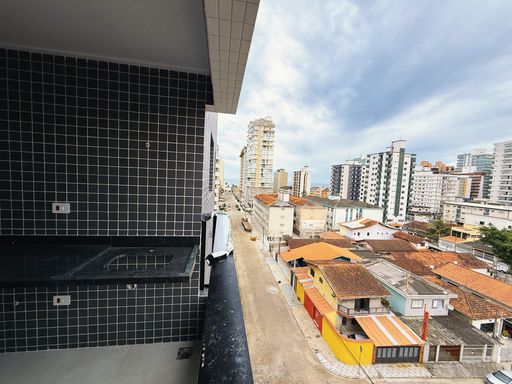 Sacada gourmet com vista parcial para o mar.