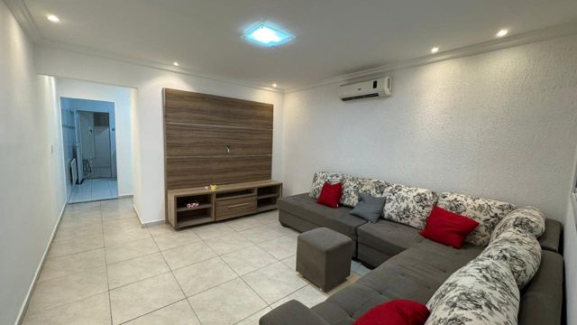 Sala ampla com ar-condicionado.