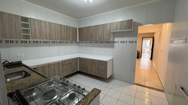 Cozinha com armários planejados e um fogão.