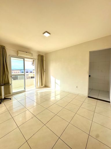Sala ampla e bem iluminada com um ar-condicionado.