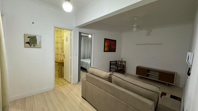 Sala ampla mobiliada com um sofá.