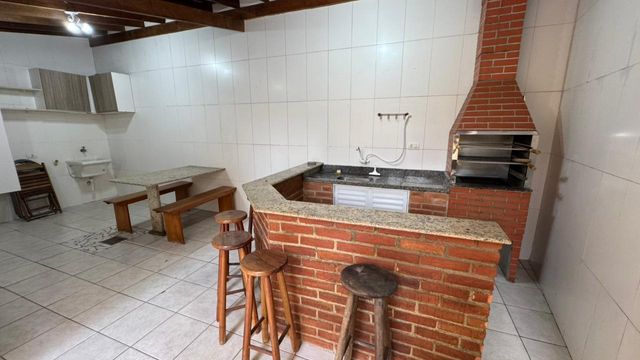 Quintal com uma churrasqueira.