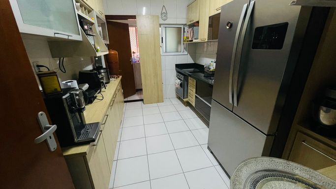 Cozinha com armários planejados.